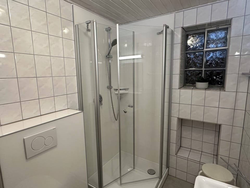 Classic Single Room, Courtyard View | Bathroom | Soap, shampoo, toilet paper