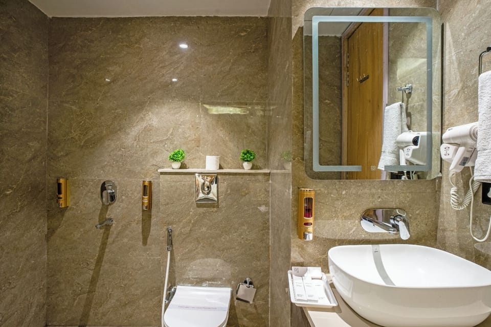 Deluxe Room | Bathroom | Shower, free toiletries, towels, toilet paper