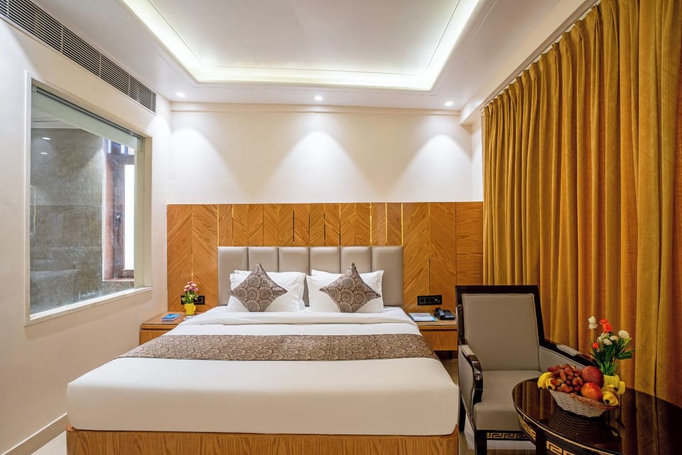 Executive Room | Desk, bed sheets