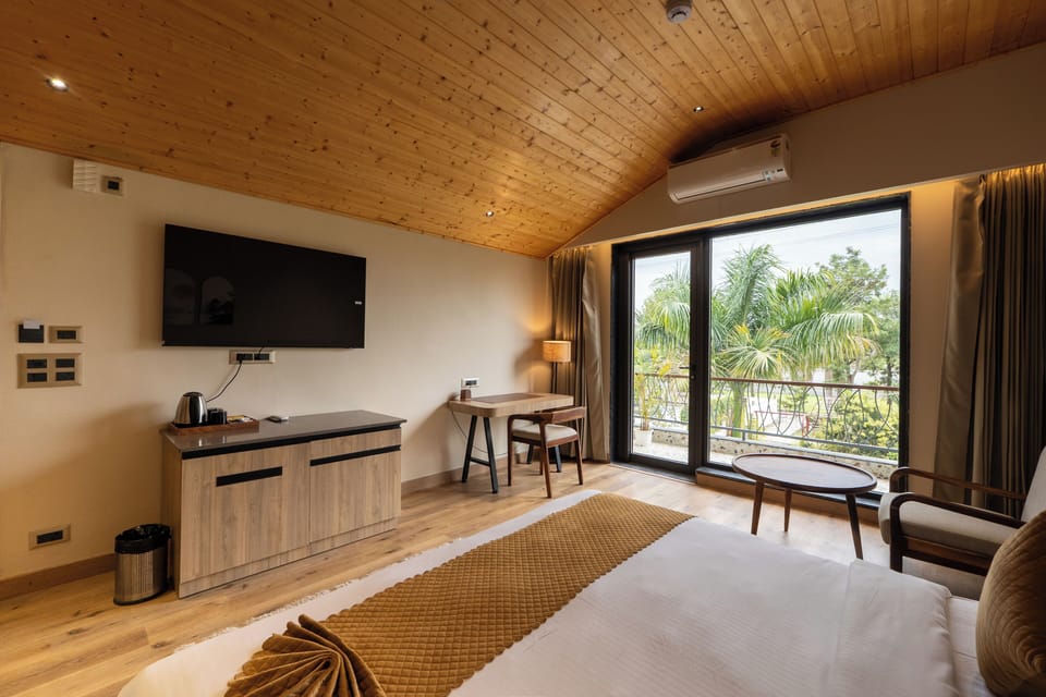Premium Cottage | In-room safe, desk, laptop workspace, blackout drapes