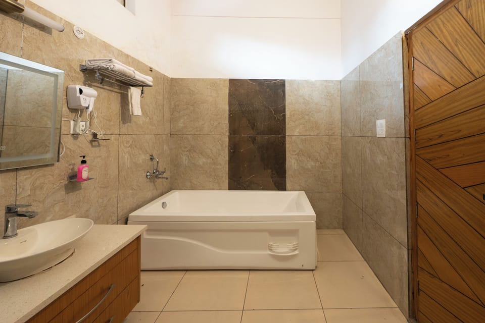 Deluxe Cottage | Bathroom | Shower, slippers, towels, soap