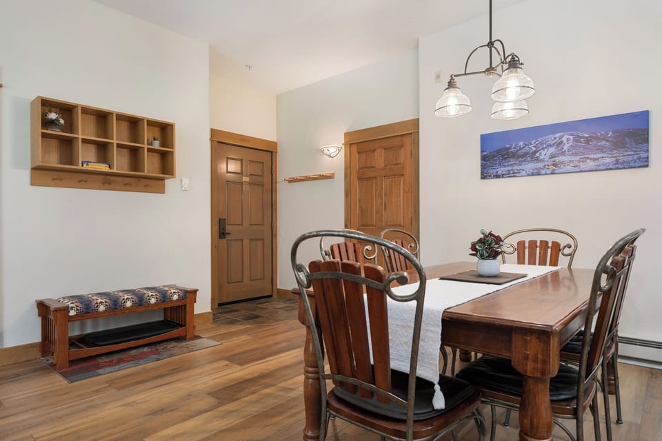 Entry Way | Dining Area