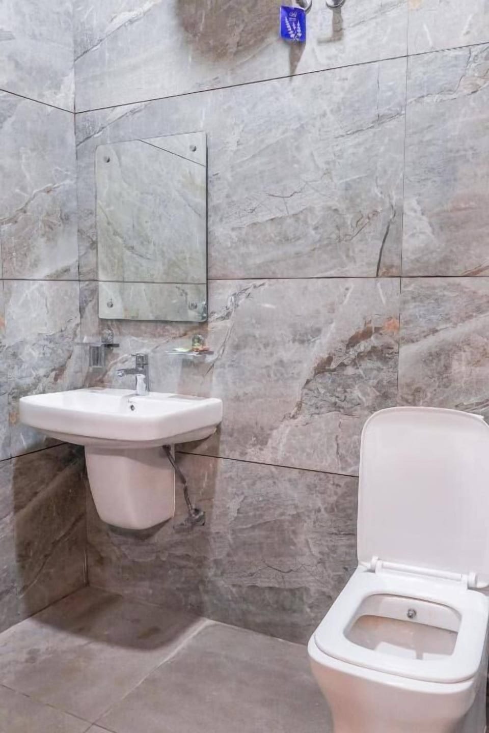Twin Room | Bathroom | Shower, free toiletries, slippers, towels