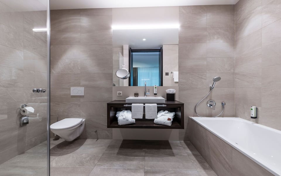 Junior Suite | Bathroom | Free toiletries, hair dryer, slippers, towels