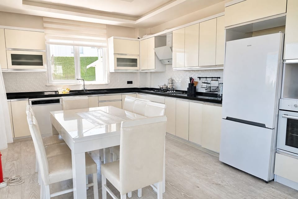 Deluxe Studio | Private kitchen | Fridge, oven, stovetop, dishwasher