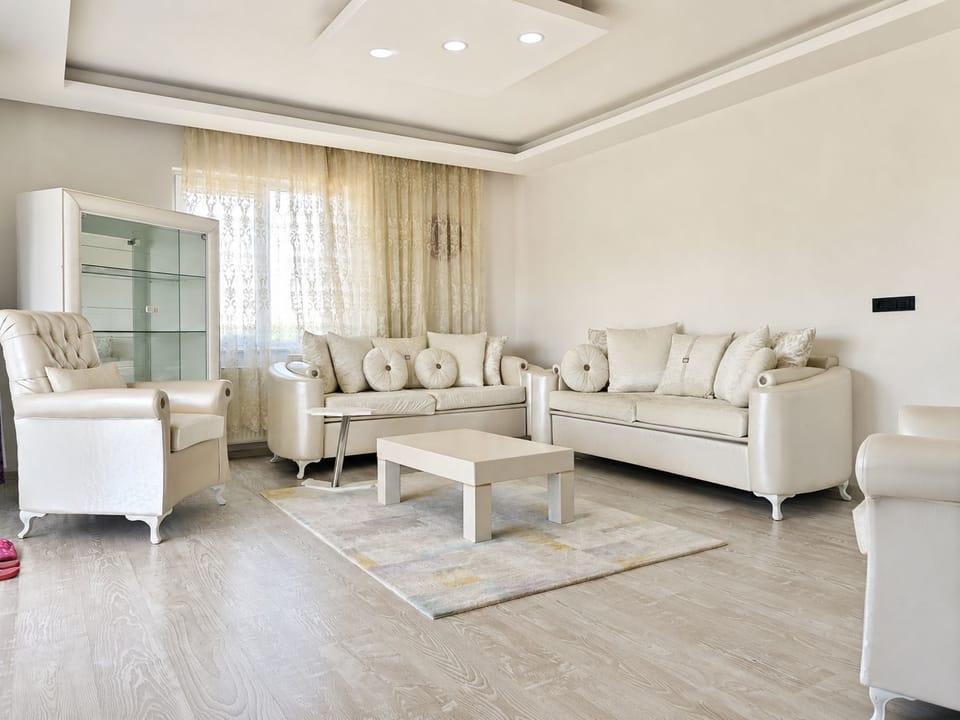 Deluxe Studio | Living area