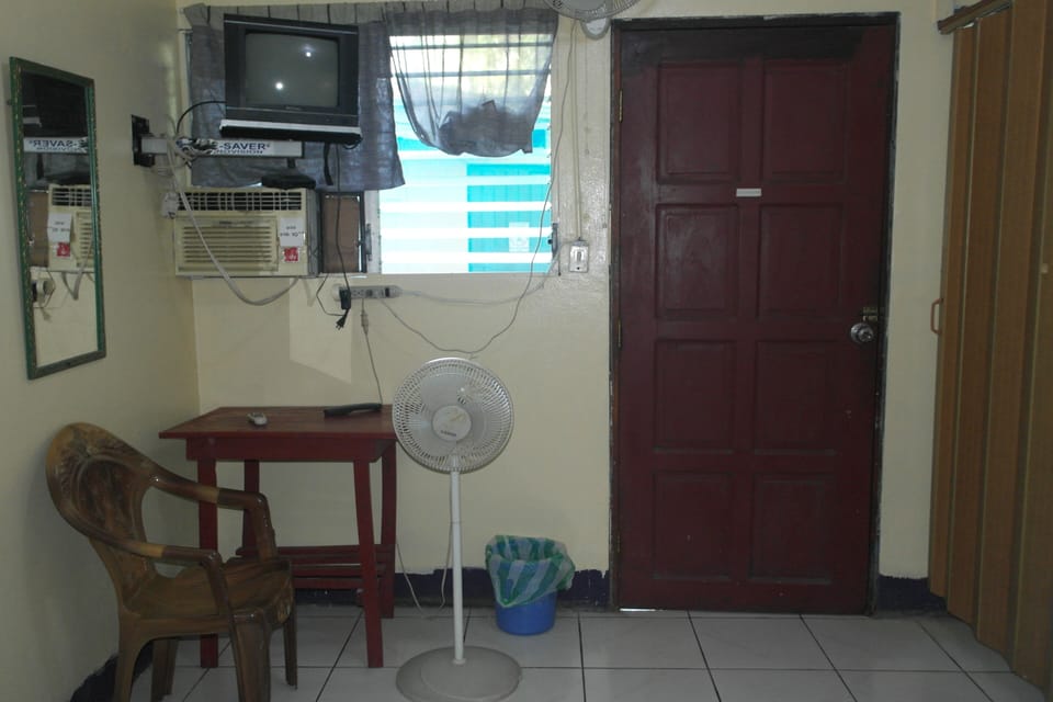 Basic Twin Room, 2 Twin Beds | Desk, WiFi (free)