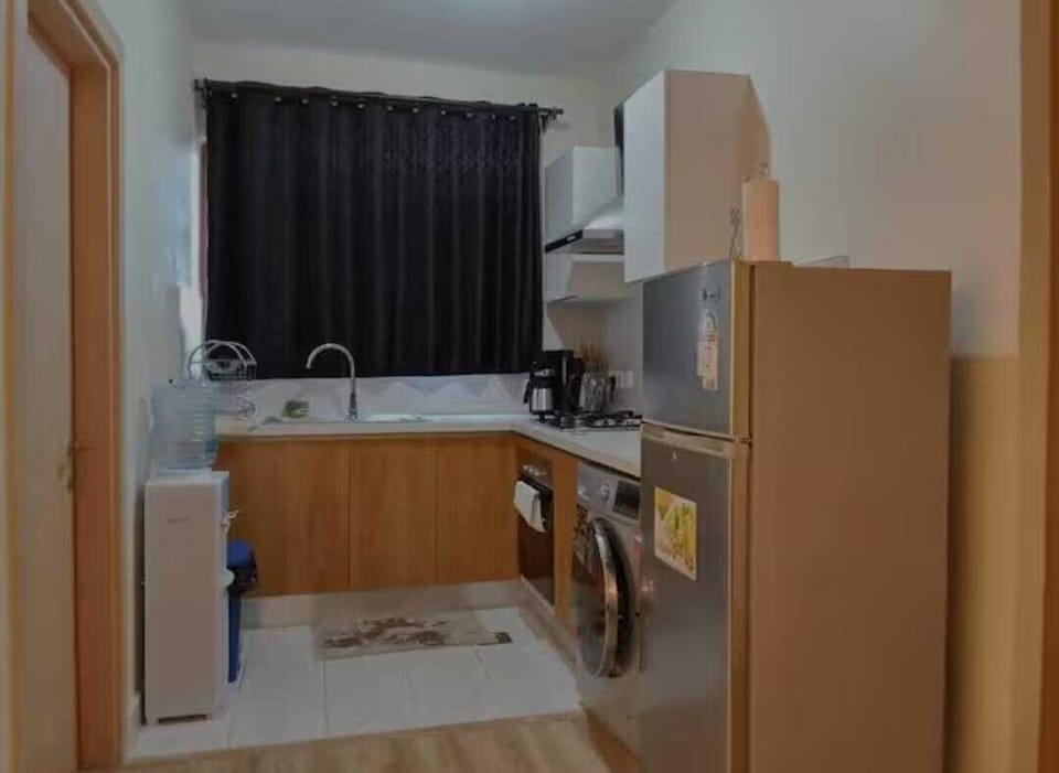 Coffee/tea maker, full-size fridge, microwave, oven