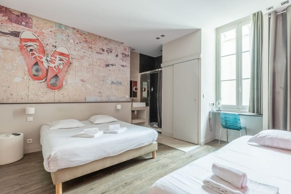 Comfort Room | Desk, iron/ironing board, free WiFi, bed sheets