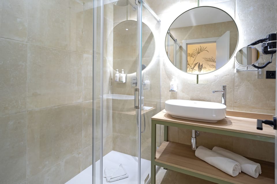 Shower, rainfall showerhead, free toiletries, hair dryer