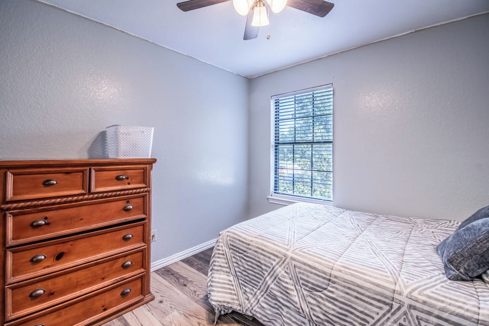 Basic Room | Desk, laptop workspace, WiFi (free)
