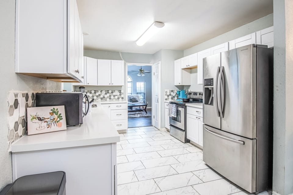 Full-size fridge, microwave, oven, stovetop