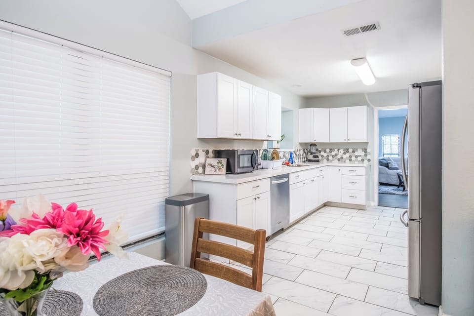 Full-size fridge, microwave, oven, stovetop