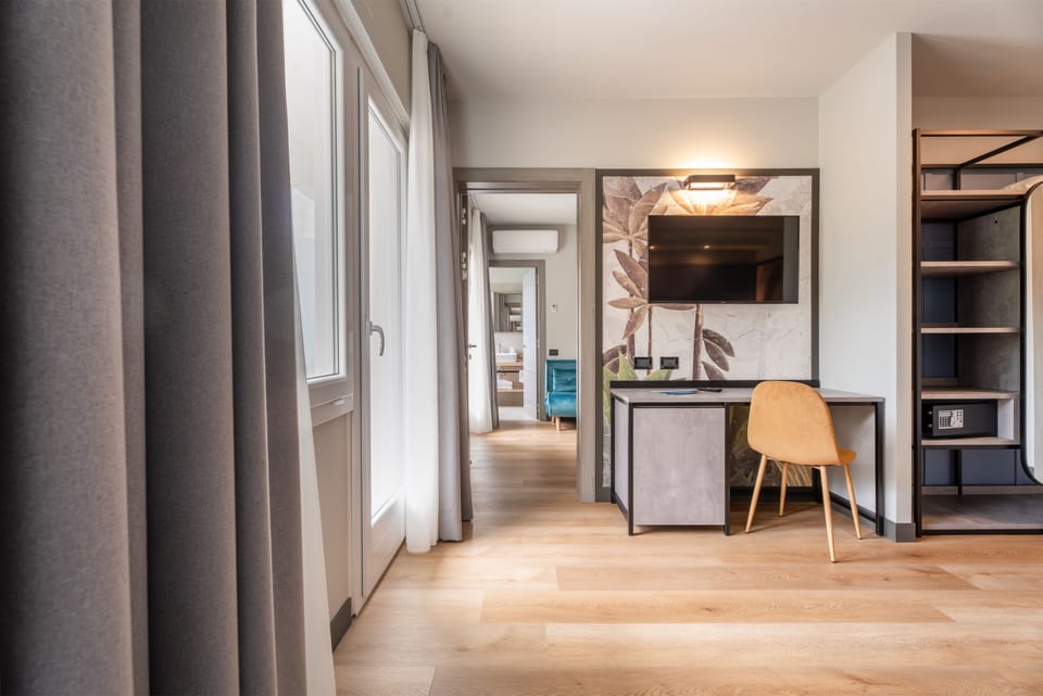 Comfort Room, 2 Bedrooms, Connecting Rooms | In-room safe, soundproofing, WiFi (free), bed sheets