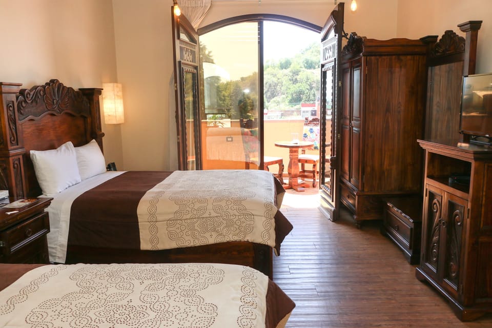 Junior Double Room | Bathroom | Free toiletries, towels, soap, shampoo