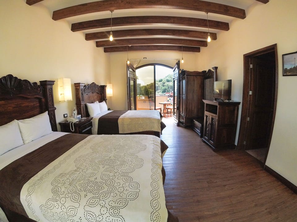 Junior Double Room | Bathroom | Free toiletries, towels, soap, shampoo