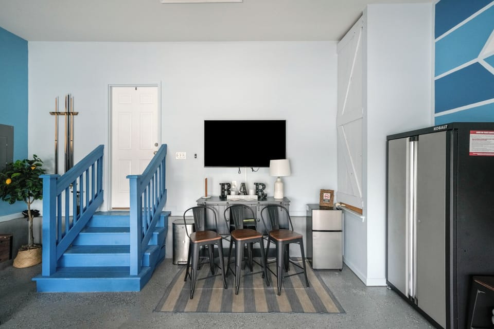 Enjoy with this mini bar in the garage with Smart TV and bar stool
