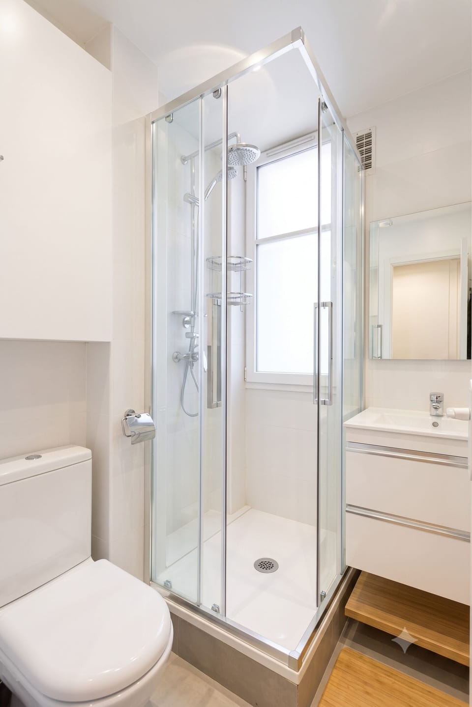 Comfort Apartment, City View | Bathroom | Shower, free toiletries, hair dryer, towels