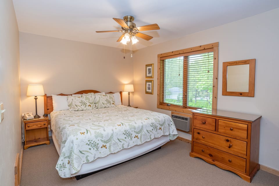 King Suite | Desk, laptop workspace, free WiFi, bed sheets