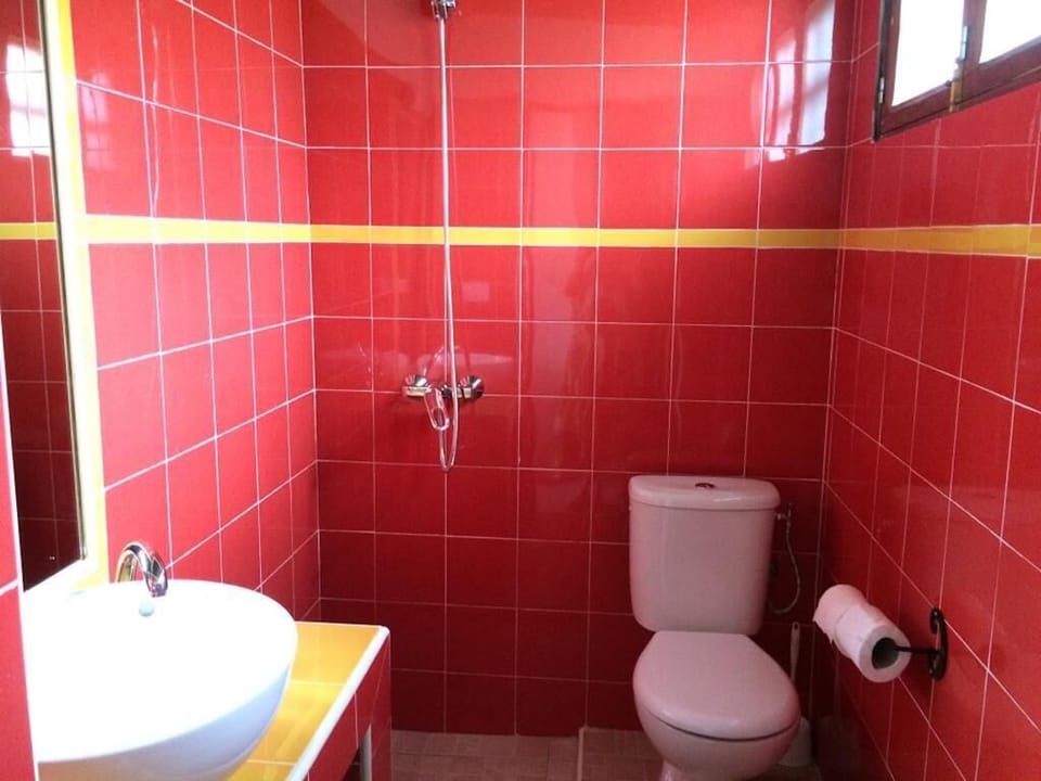 Standard Single Room | Bathroom | Shower, free toiletries, towels