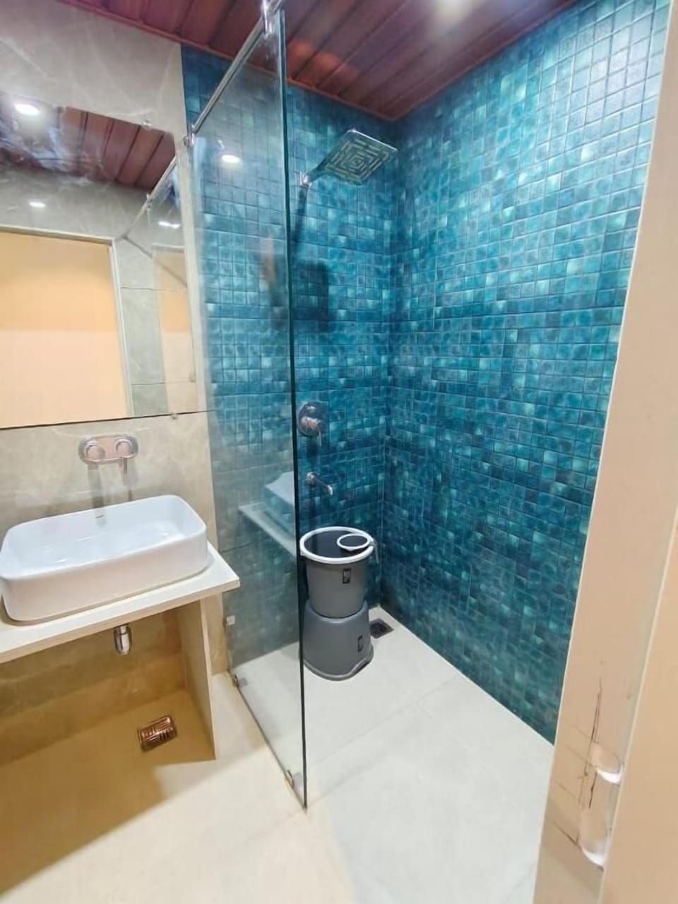Luxury Double Room, Balcony | Bathroom | Shower, free toiletries, hair dryer, soap