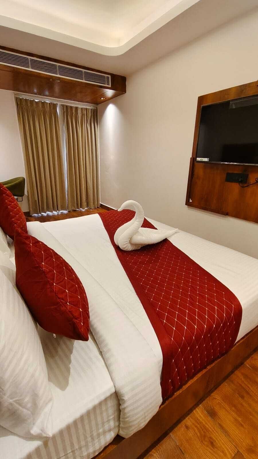 Luxury Double Room, Balcony | Egyptian cotton sheets, premium bedding, in-room safe, desk