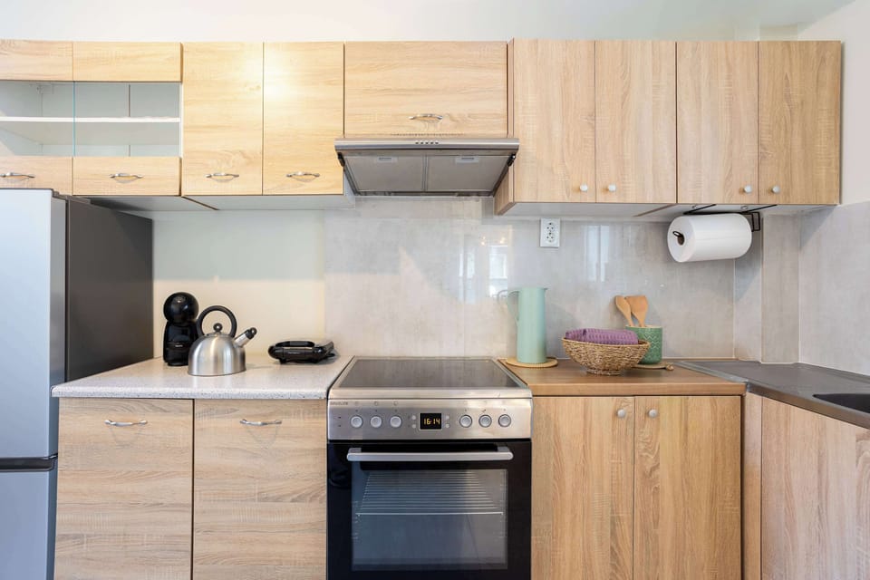 Wood toned kitchen for easy meals