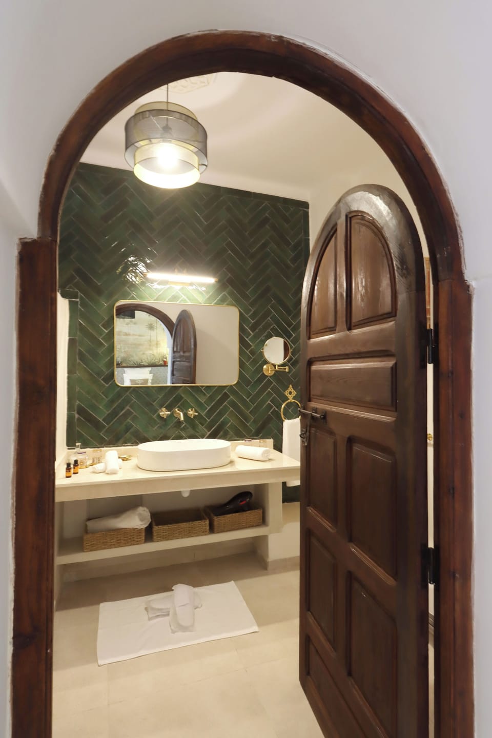 Luxury Suite | Bathroom | Combined shower/tub, hair dryer, slippers, towels