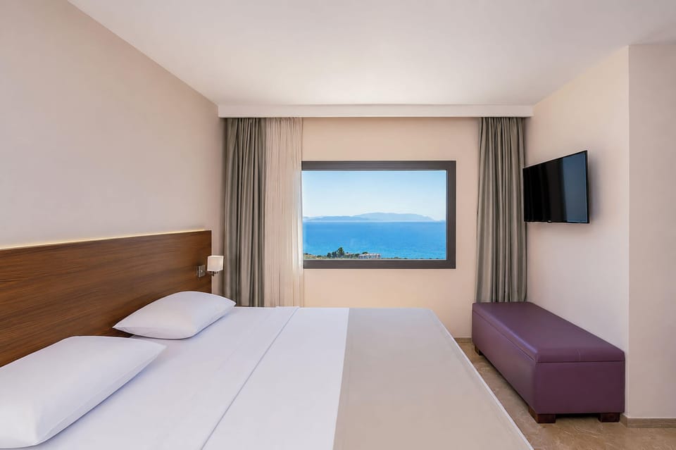Deluxe Double Room, 1 King Bed, Balcony, Sea View | Premium bedding, minibar (some free items), desk, WiFi (free)