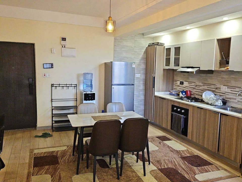 Coffee/tea maker, full-size fridge, microwave, oven