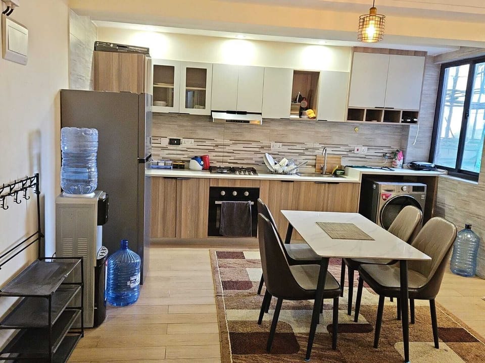 Coffee/tea maker, full-size fridge, microwave, oven
