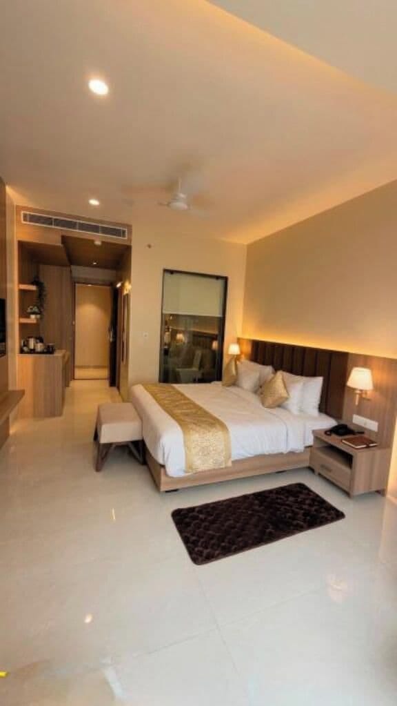 Executive Room | Minibar, in-room safe, desk, laptop workspace