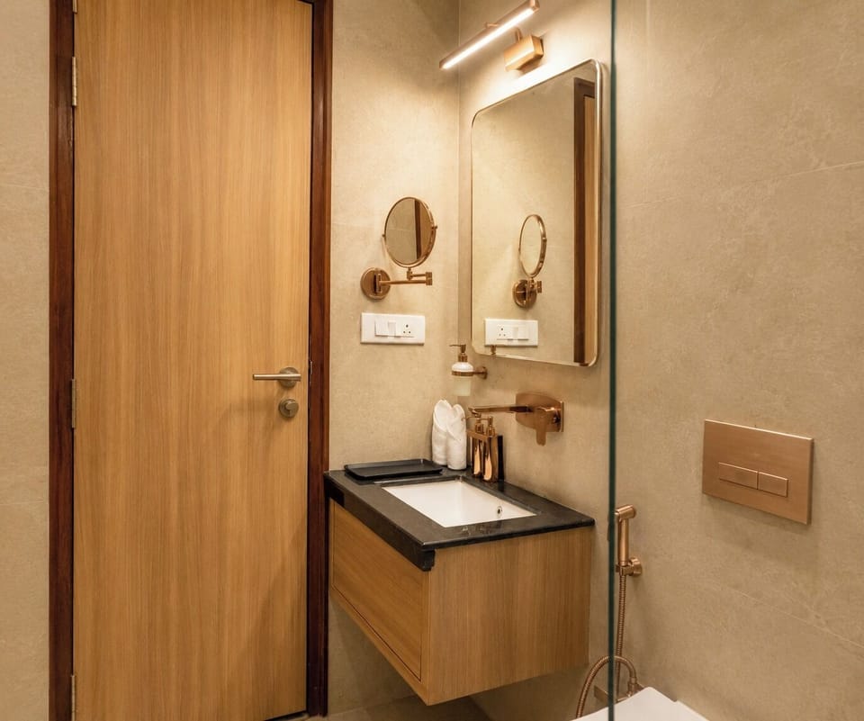 Presidential Suite | Bathroom | Shower, free toiletries, slippers, towels