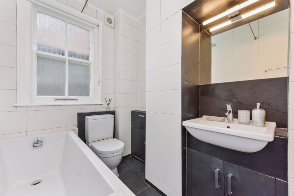 Spacious 3BDR On The Southbank With Balcony Apartment in London Borough of Southwark