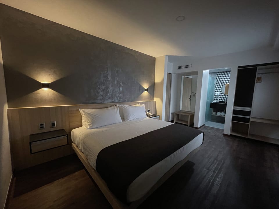 Premium bedding, in-room safe, desk, laptop workspace