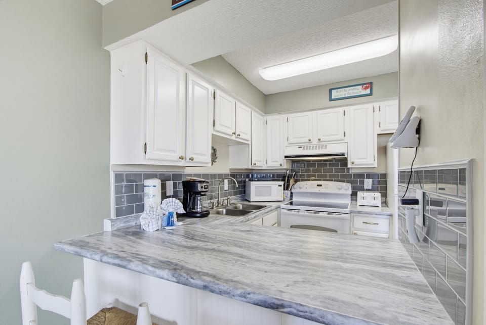 Signature Condo, 1 Bedroom, Bay View, Beachside | Private kitchen | Coffee/tea maker, fridge, microwave, oven
