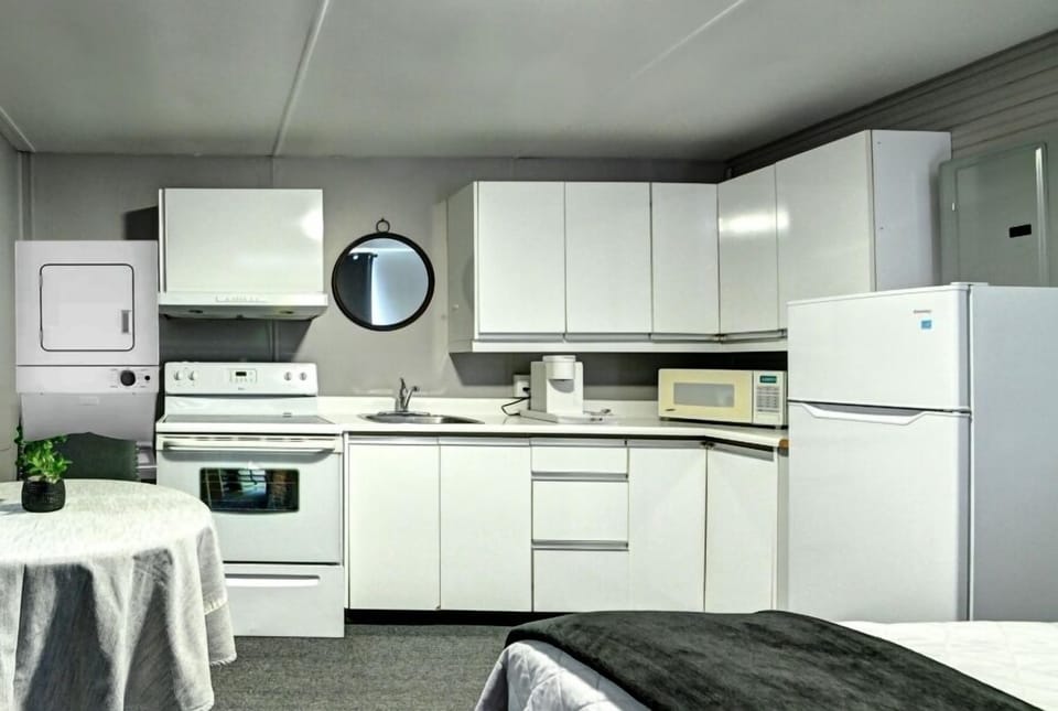 Classic Room, 1 Double Bed | Private kitchen | Fridge, coffee/tea maker