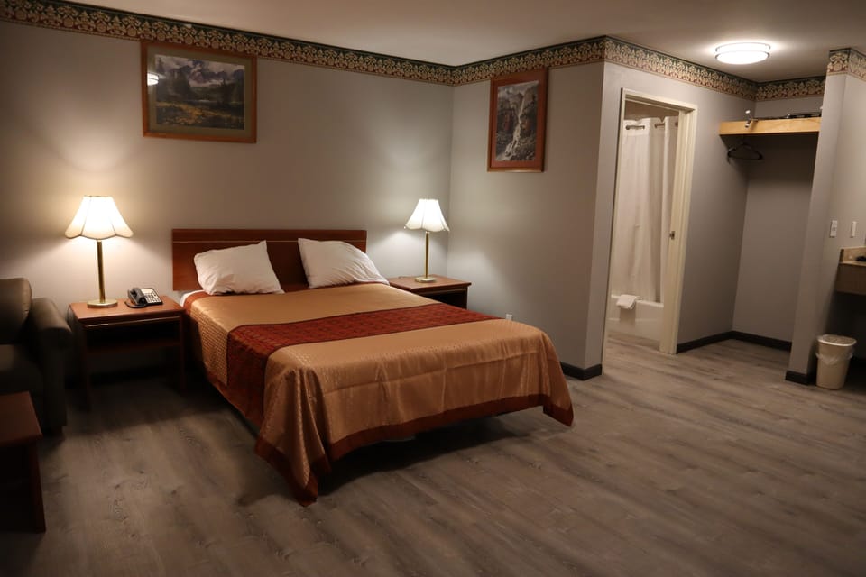 Standard Room, 1 Queen Bed | Desk, iron/ironing board, free WiFi, bed sheets
