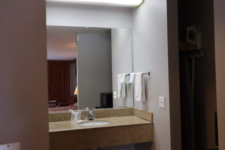 Combined shower/tub, free toiletries, hair dryer, towels