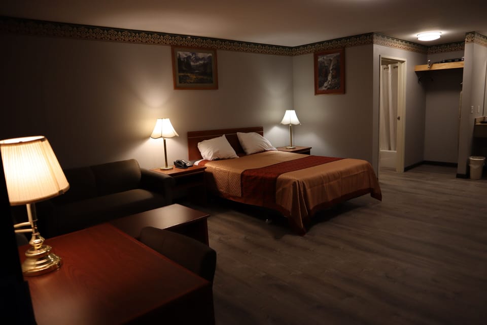 Standard Room, 1 Queen Bed | Desk, iron/ironing board, free WiFi, bed sheets