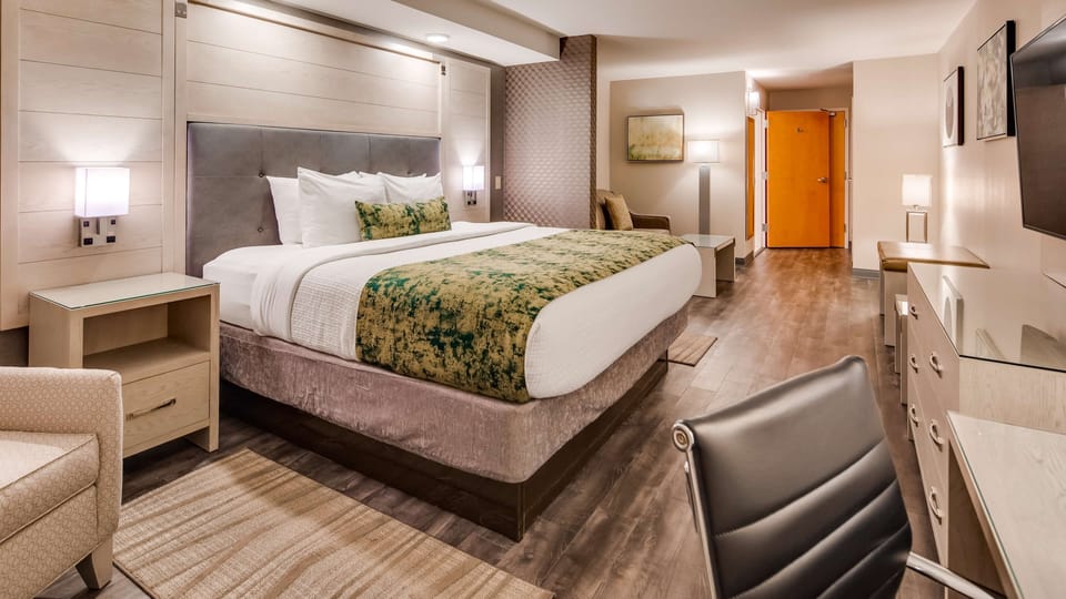 In-room safe, desk, laptop workspace, soundproofing