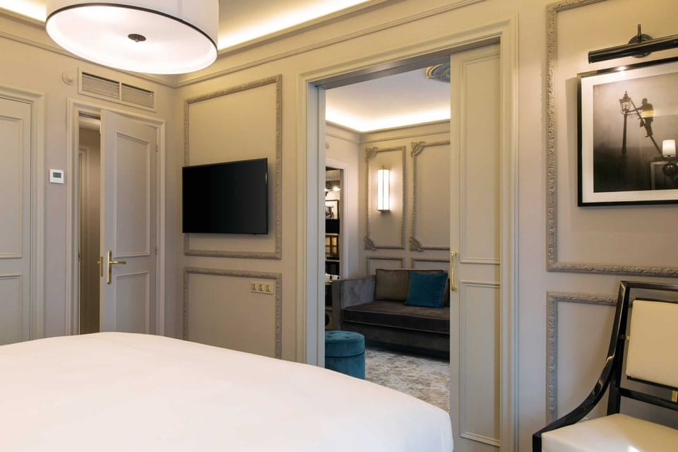 Junior Suite (El Avenida Palace) | Premium bedding, minibar, in-room safe, blackout drapes
