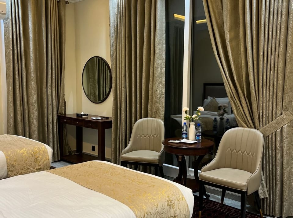 Royal Suite | Premium bedding, soundproofing, iron/ironing board, WiFi (free)