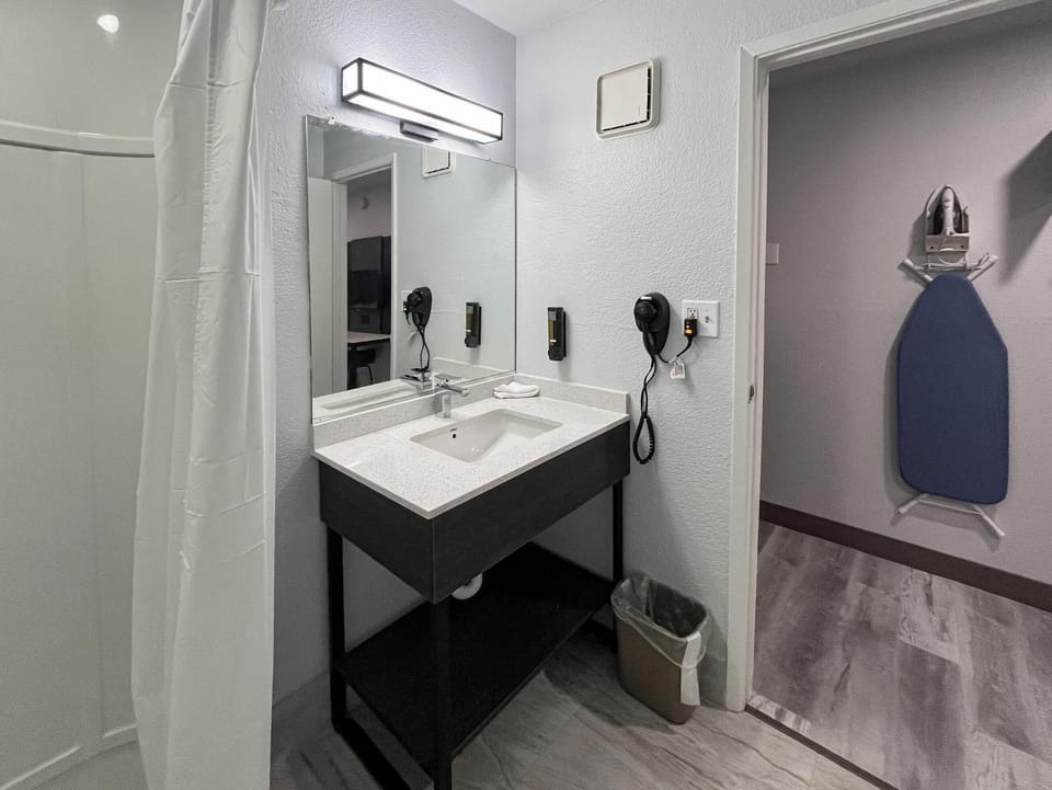 Combined shower/tub, free toiletries, towels, toilet paper