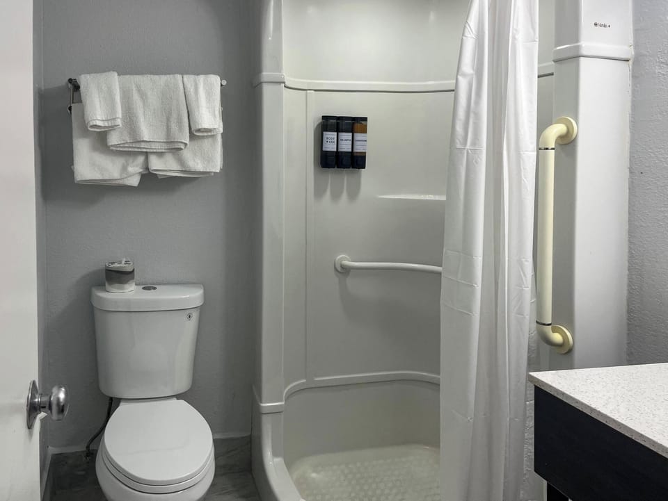 Combined shower/tub, free toiletries, towels, toilet paper