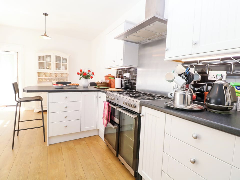 Dishwasher, cookware/dishes/utensils