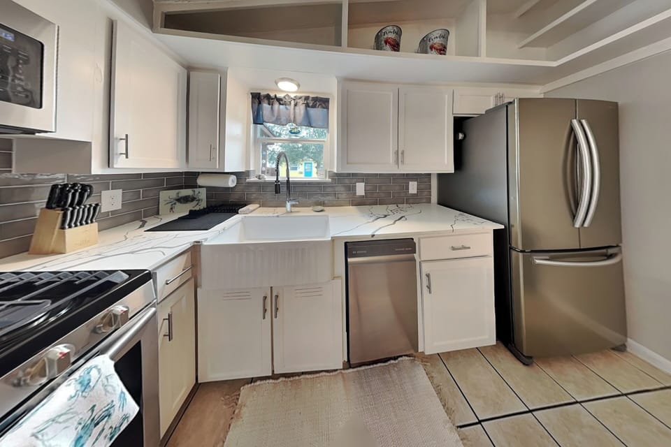 Full Kitchen - Stainless Steel Appliances