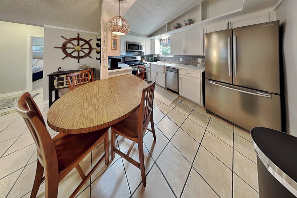 Open Concept Kitchen & Dining Area - Dining Seating For 4