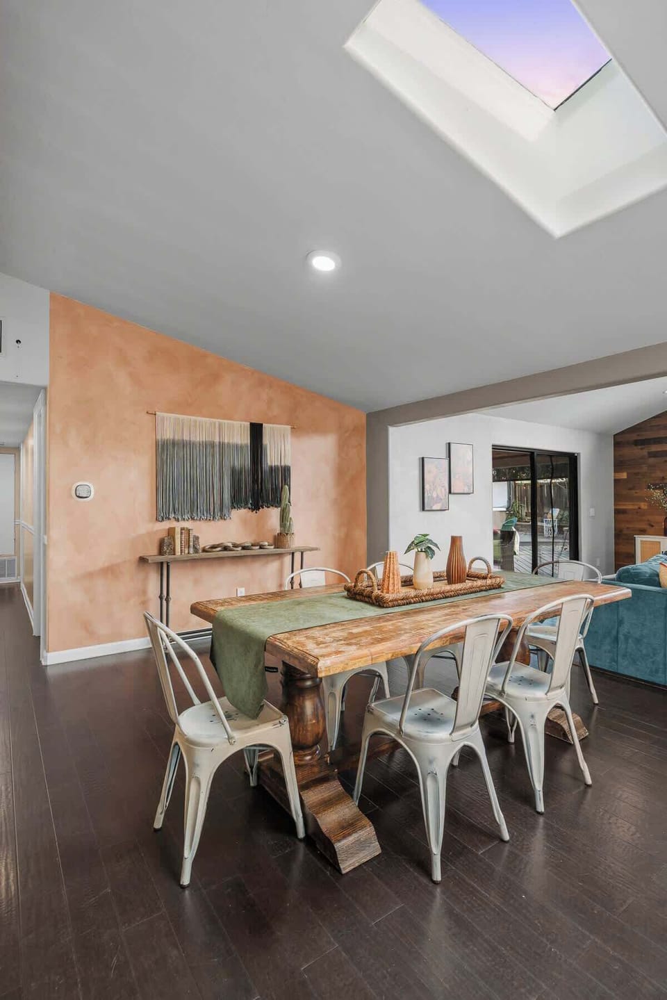 Dining table for 6 and additional bar stool seating in the kitchen