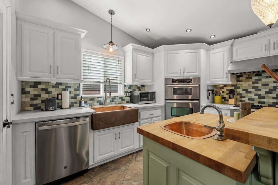 Includes extra prep sink for the chefs